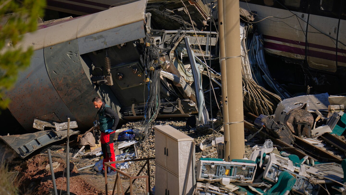 Spain begins 3 days of mourning for train wreck victims