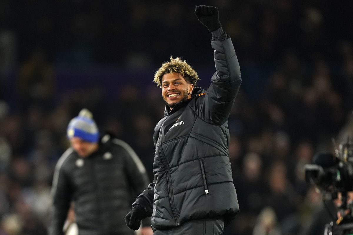 Georginio Rutter waving to Leeds fans