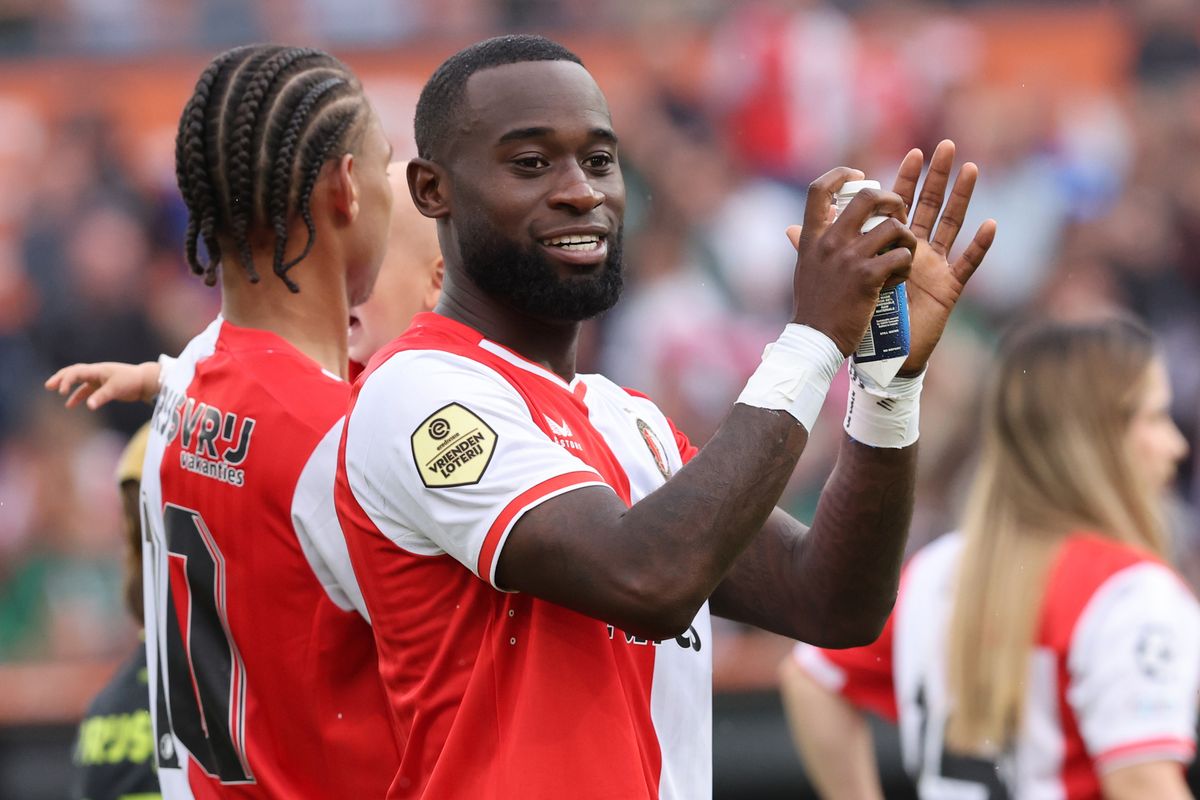 Lutsharel Geertruida claps the fans