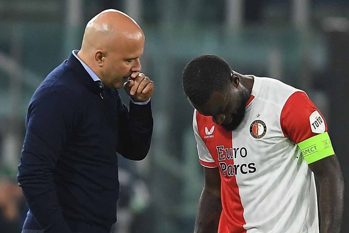 Arne Slot head coach of Feyenoord talks to Lutsharel Geertruida of Feyenoord during the UEFA Champions League match between SS Lazio and Feyenoord at Stadio Olimpico