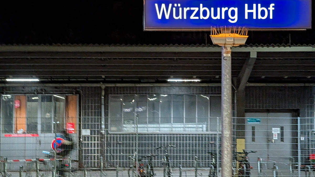 Knifeman injures three people in attack at Jehova's Witness stand inside German train station