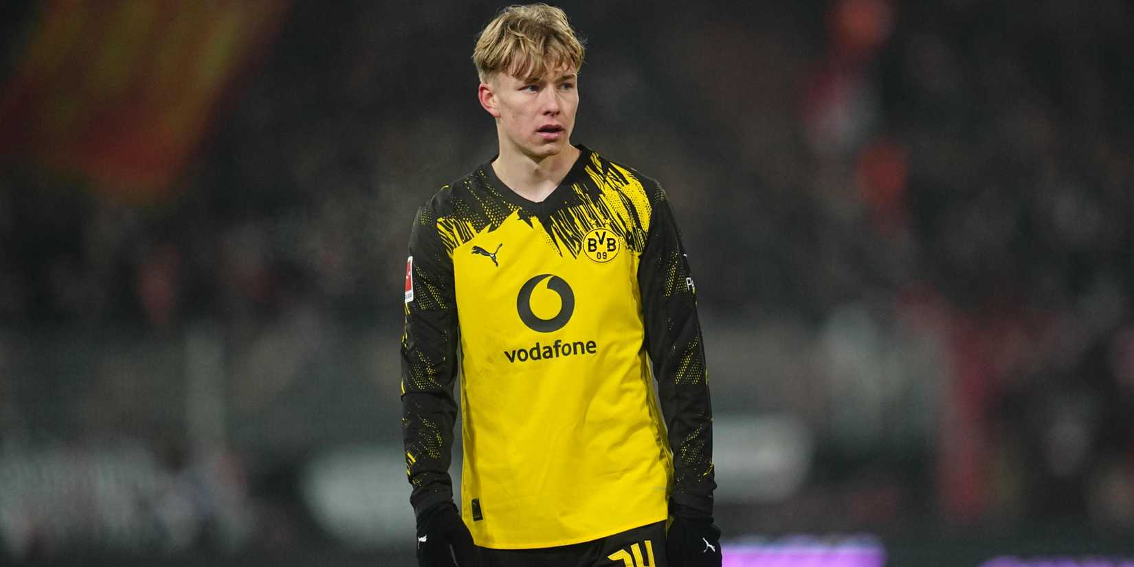 Daniel Svensson in action for Borussia Dortmund