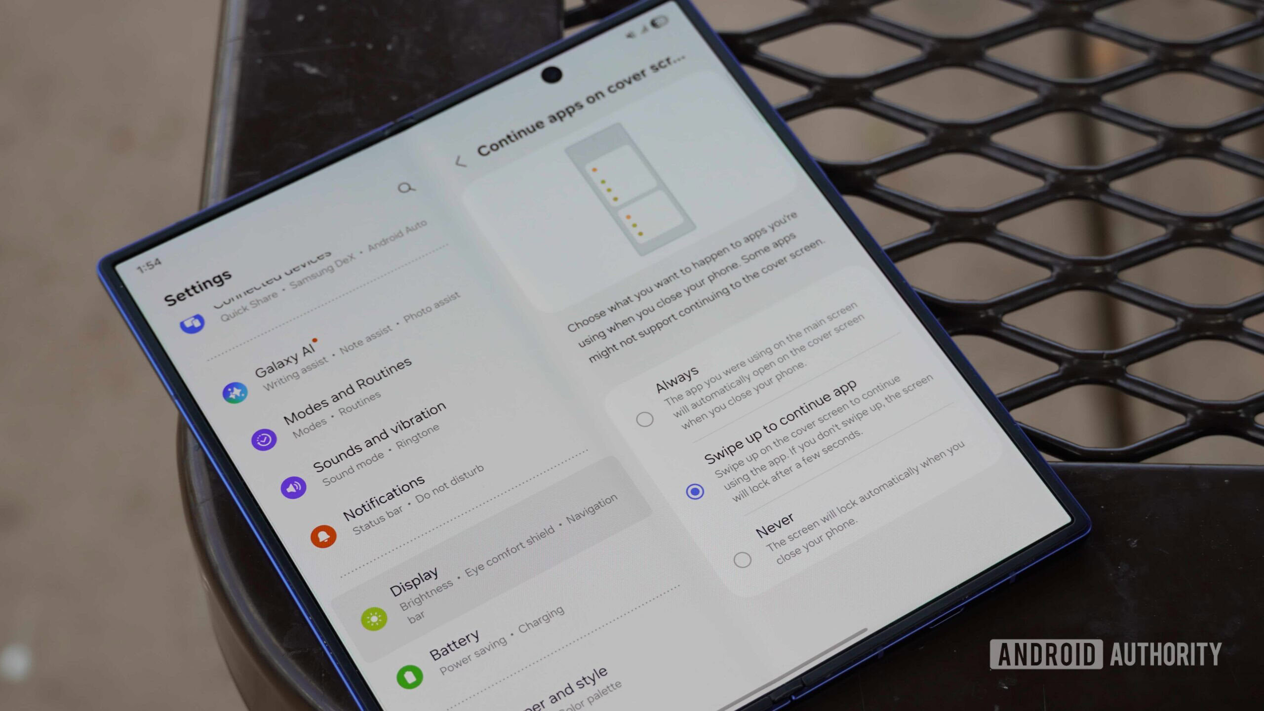 The continue apps on cover screen option in One UI settings on a Galaxy Z Fold 7.