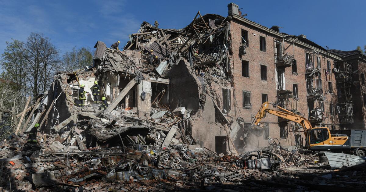 Russia and Ukraine exchange deadly attacks; Zelensky urges new talks