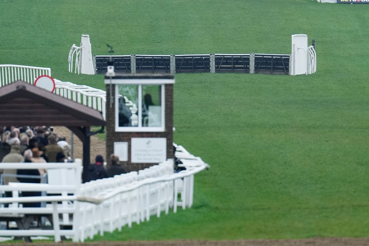 A race meeting at Plumpton has been called off