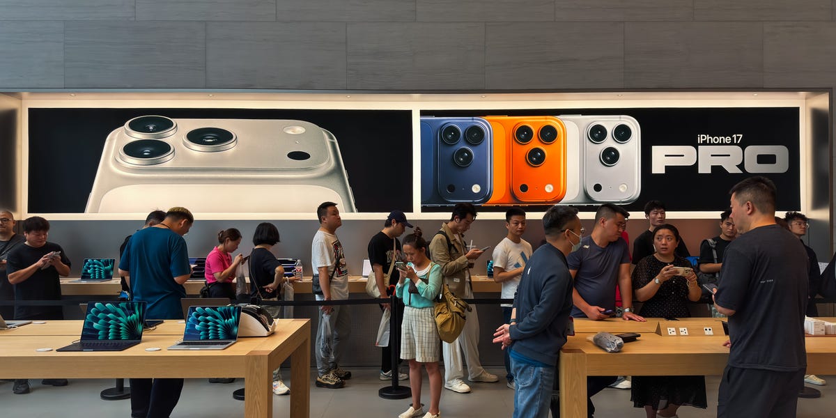Apple iPhone 17 Sales Rise Amid Samsung Galaxy S26 Delay