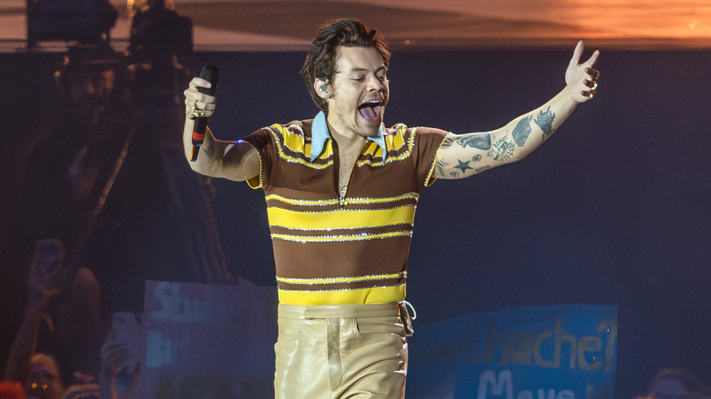 Harry Styles collapses on stage in London