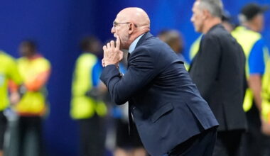 Spain's Luis de la Fuente reconnects with Uruguay coach Marcelo Bielsa at the World Cup