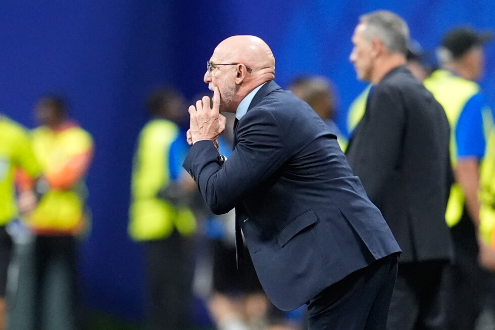 Spain's Luis de la Fuente reconnects with Uruguay coach Marcelo Bielsa at the World Cup