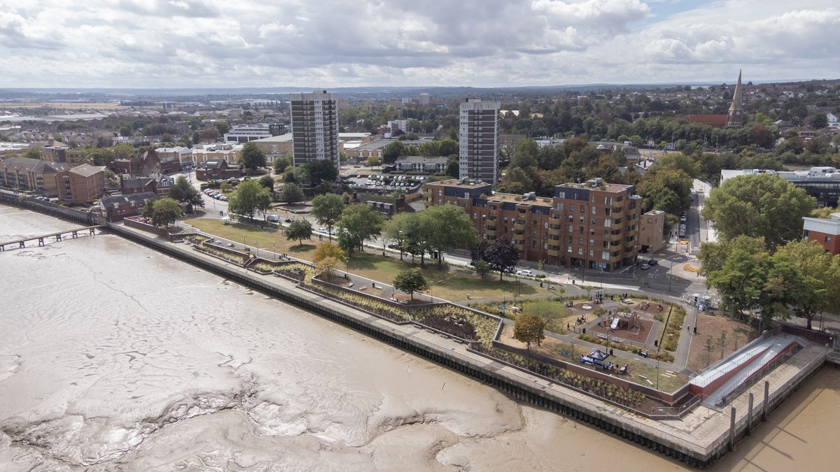 At Erith Riverside, Bexley Council has reused and preserved granite blocks removed from the old flood defence wall at Chelsea Embankment