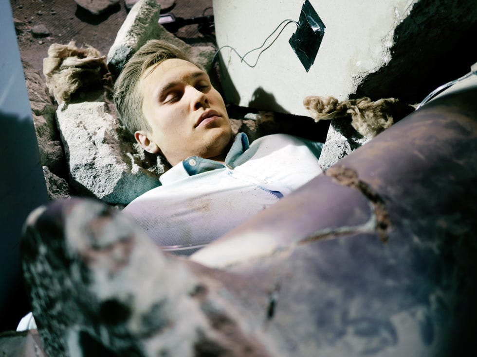 Neighbours: Josh is trapped Josh suffers a crush injury and lifting the column might kill him.