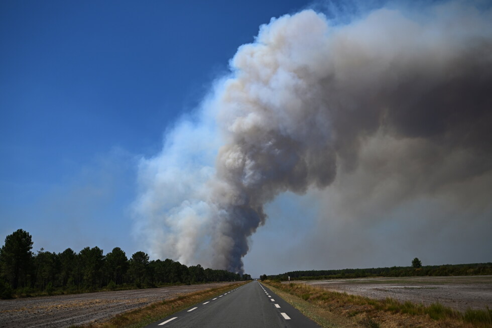 France and Spain wildfires: More evacuations as fires displace a third of a million