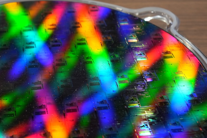 A close up of Psiquantum's quantum computer chips have a rainbow sheen to them.