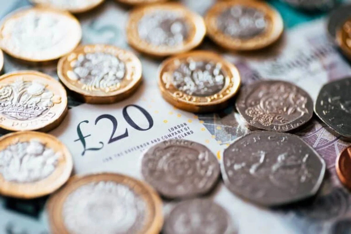 Buying 5,853 shares of this UK stock unlocks a £100 monthly passive income