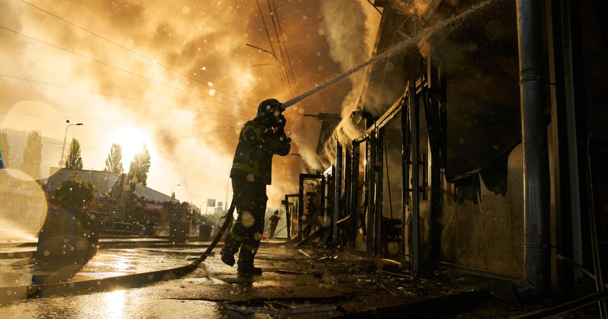 Ukraine, in massive aerial attack, kills 6 people in Russia