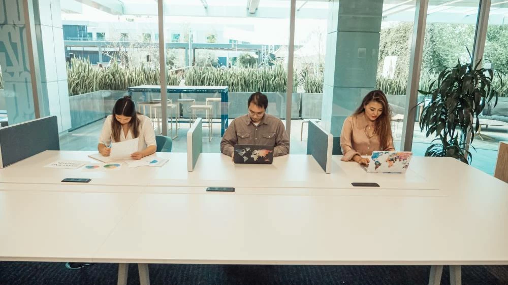 Do you need a physical office to start a business in Dubai? Flexi-Desks, Coworking & Licence Options