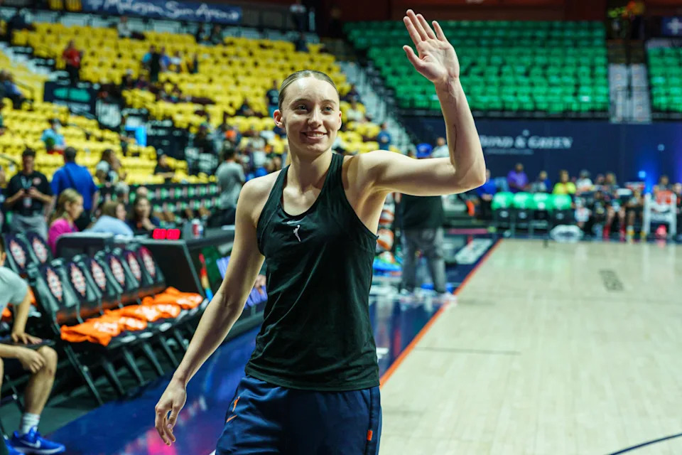 Dallas Wings guard Paige Bueckers (5) waves to fans at Mohegan Sun Arena.Mandatory Credit&colon; David Butler II-Imagn Images