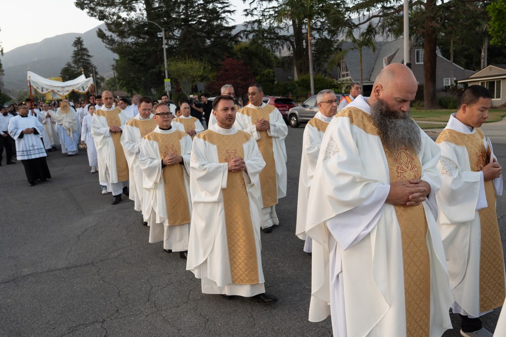 A 3,000-mile pilgrimage makes its way to LA-area burn zones – Pasadena Star News