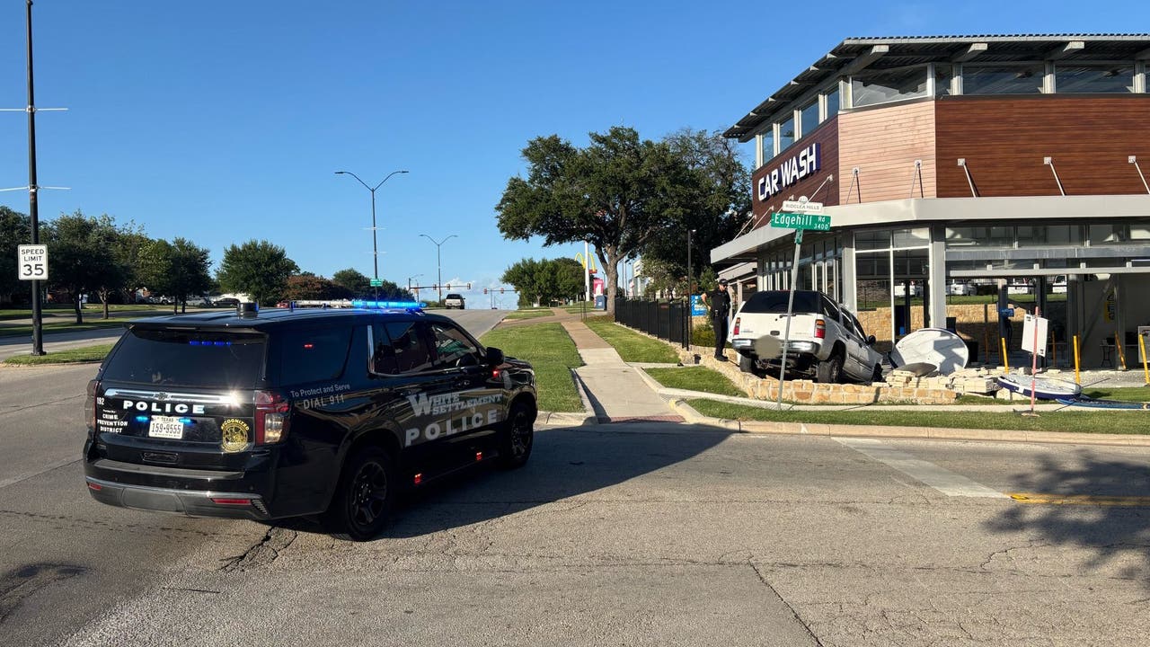 Fleeing suspect crashes into White Settlement car wash