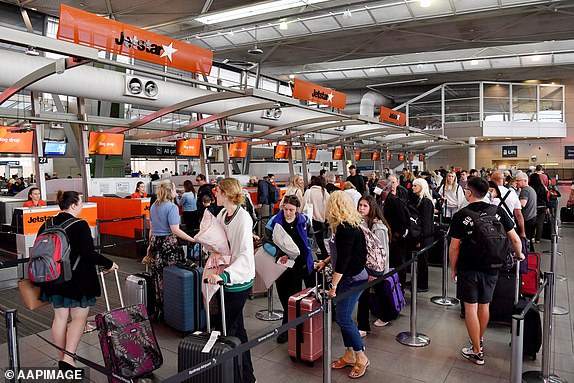 Queues of people are seen at the Virgin and Jetstar departure terminal at Sydney Domestic Airport in Sydney, Thursday, September 22, 2022. (AAP Image/Bianca De Marchi) NO ARCHIVING 13910725