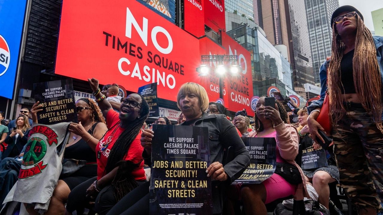 New York casino license bids: 8 groups compete