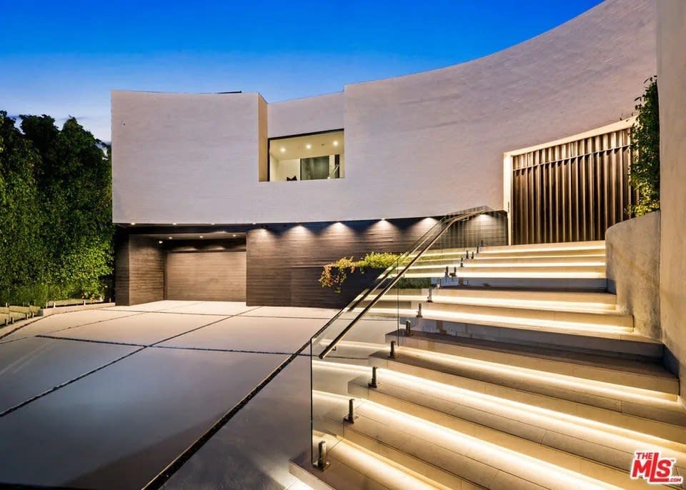 Brooklyn and Nicola previously held the keys to a $10.5 million abode in Beverly Hills, however, they offloaded it in 2022 at a loss, later admitting that their choice to buy it had been “silly.” <p class="credit">(Realtor.com)</p>