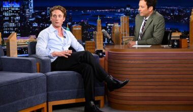 Jeremy Allen White Gets Raised Up By His Security Guard
