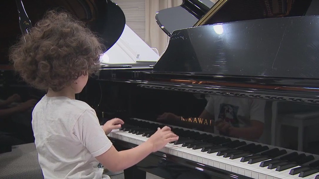 5yo piano prodigy playing at world-famous venues