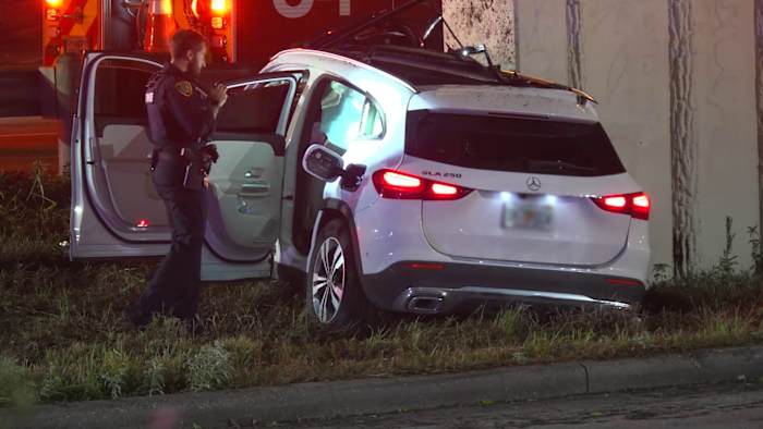 1 killed, another seriously hurt after crashing into concrete base under Gulf Bank Road exit sign