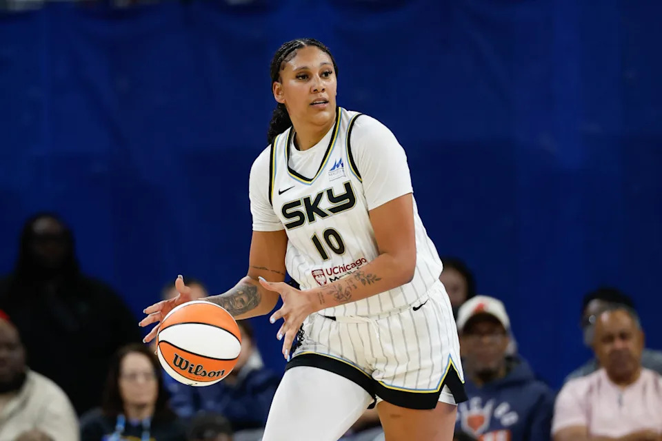 Chicago Sky center Kamilla Cardoso (10) during a game.Kamil Krzaczynski-Imagn Images