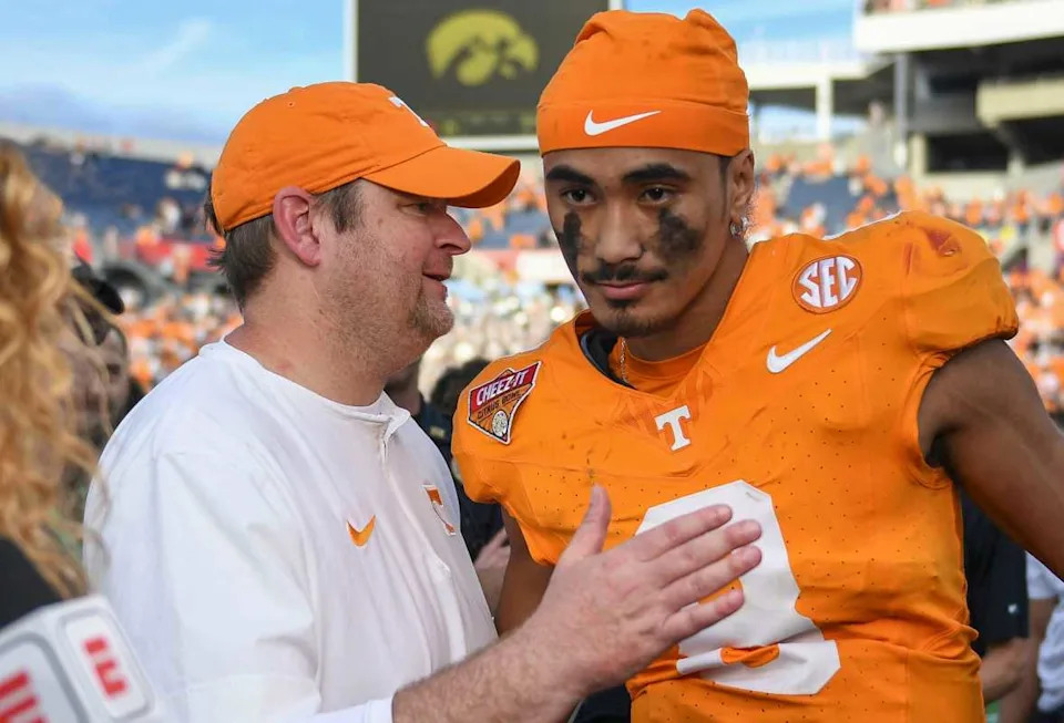Tennessee head coach Josh Heupel turns to quarterback Nico Iamaleava (8).© Saul Young&sol;News Sentinel &sol; USA TODAY NETWORK via Imagn Images