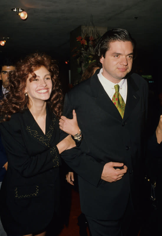 Julia Roberts and Oliver Platt in 1989 (Photo by S. Granitz/WireImage)