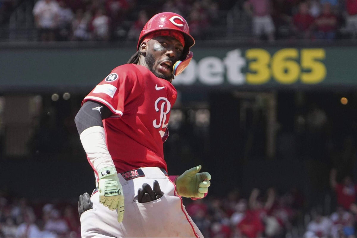 Elly De La Cruz vomits on field, stays in game and hits 435-foot homer