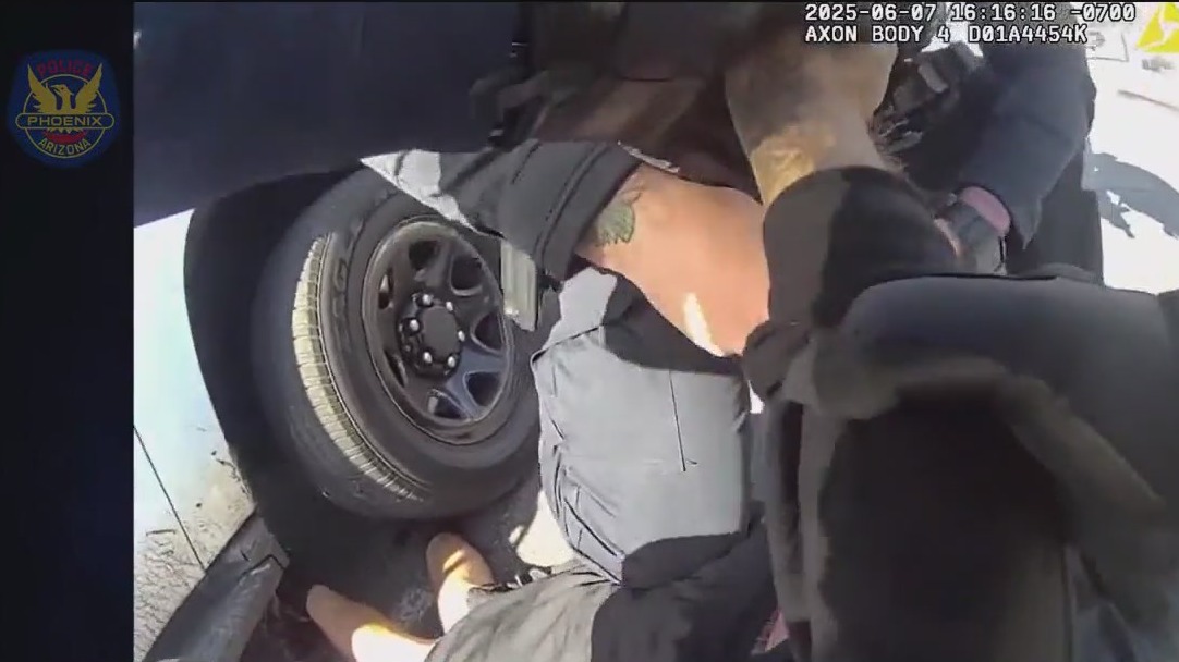 Armed robbery suspect struck by Phoenix PD vehicle
