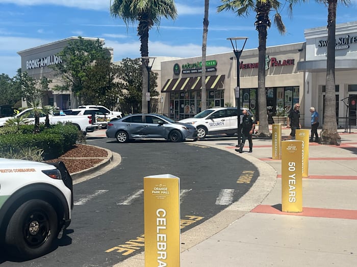 2 juveniles in stolen car take Clay County deputies on a chase, ending at Orange Park Mall