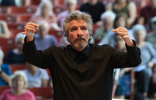 Giancarlo Guerrero conducts the Grant Park Orchestra in Pacho Flores's...