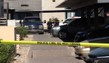 Man dead, another critically injured after Phoenix apartment complex shooting