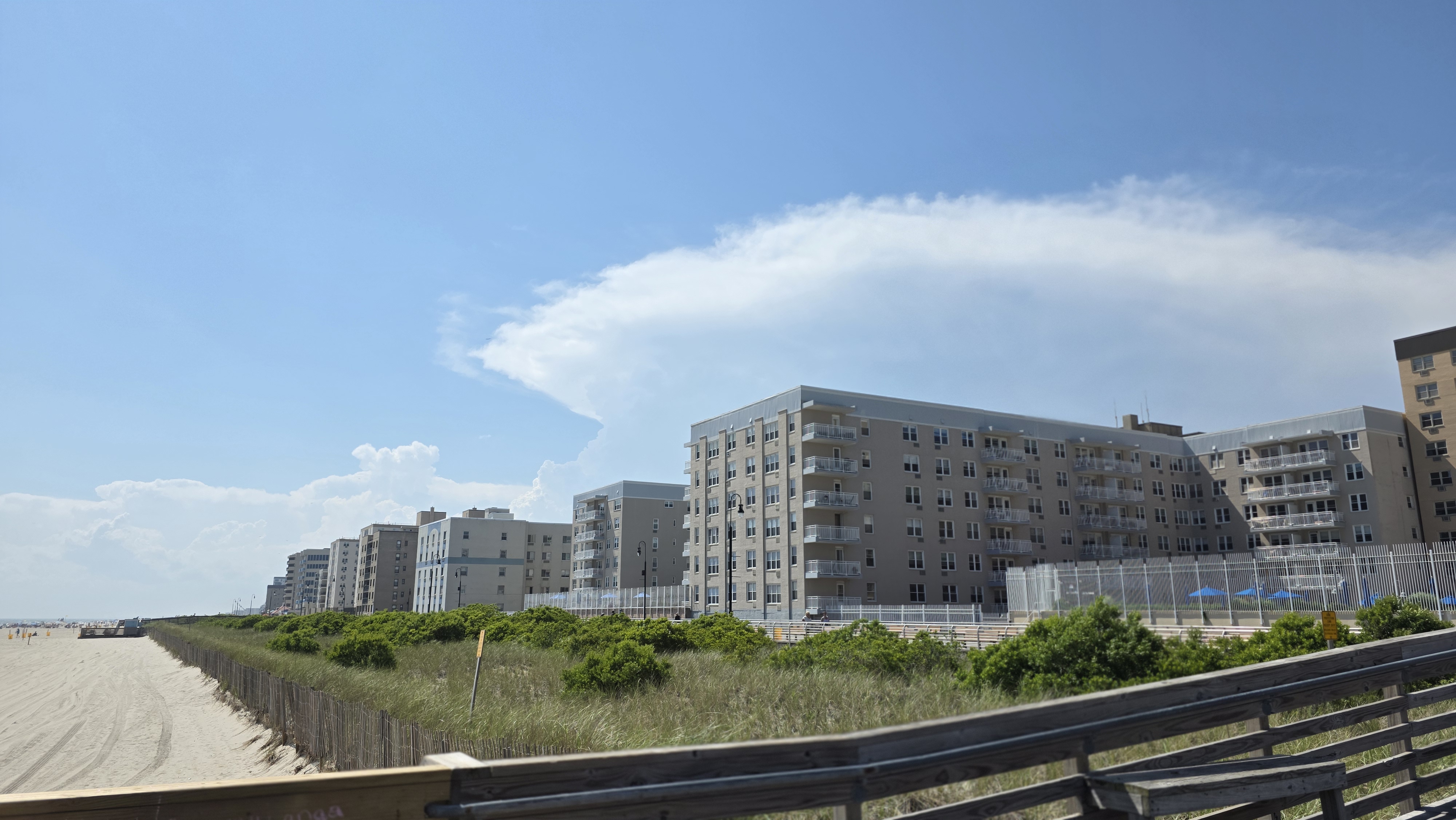 iPhone 16 Pro Max vs Samsung Galaxy S25 Ultra boardwalk test