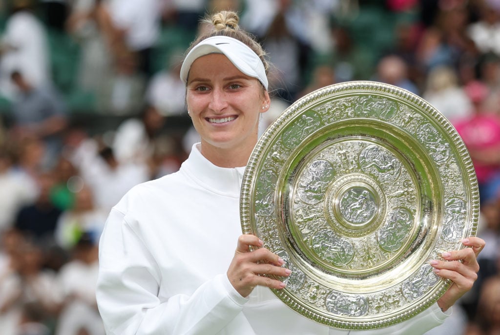 Marketa Vondrousova holding the Wimbledon 2023 title.