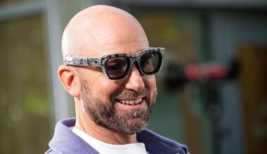 Meta is offering multimillion-dollar pay for AI researchers, but not $100M 'signing bonuses'