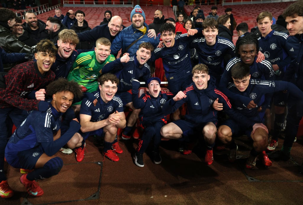 Manchester United U18 side celebrate FA Youth Cup win vs Arsenal.