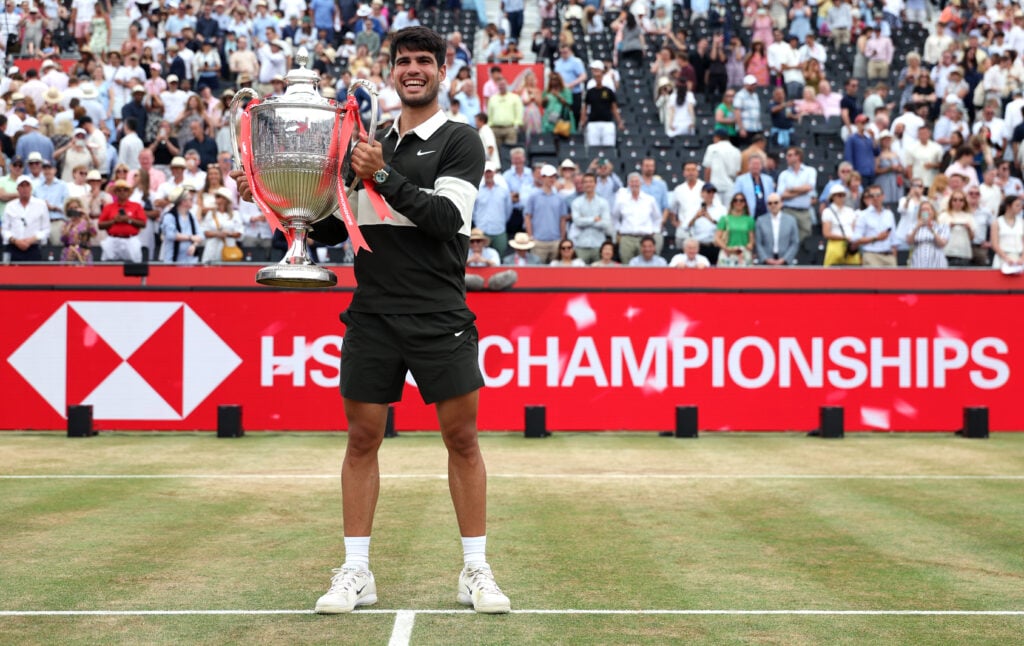 Carlos Alcaraz with the Queen's title.