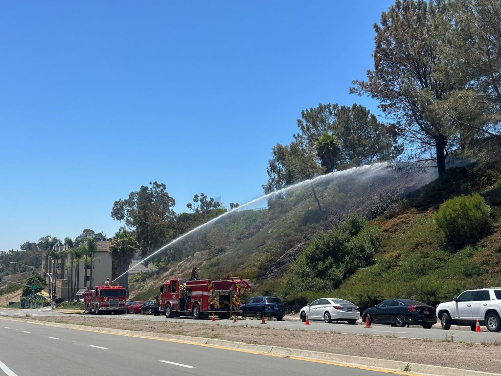 Firefighters quickly put out small Clairemont brush on embankment
