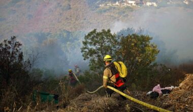 Firefighters respond to brush fire in Clairemont Mesa