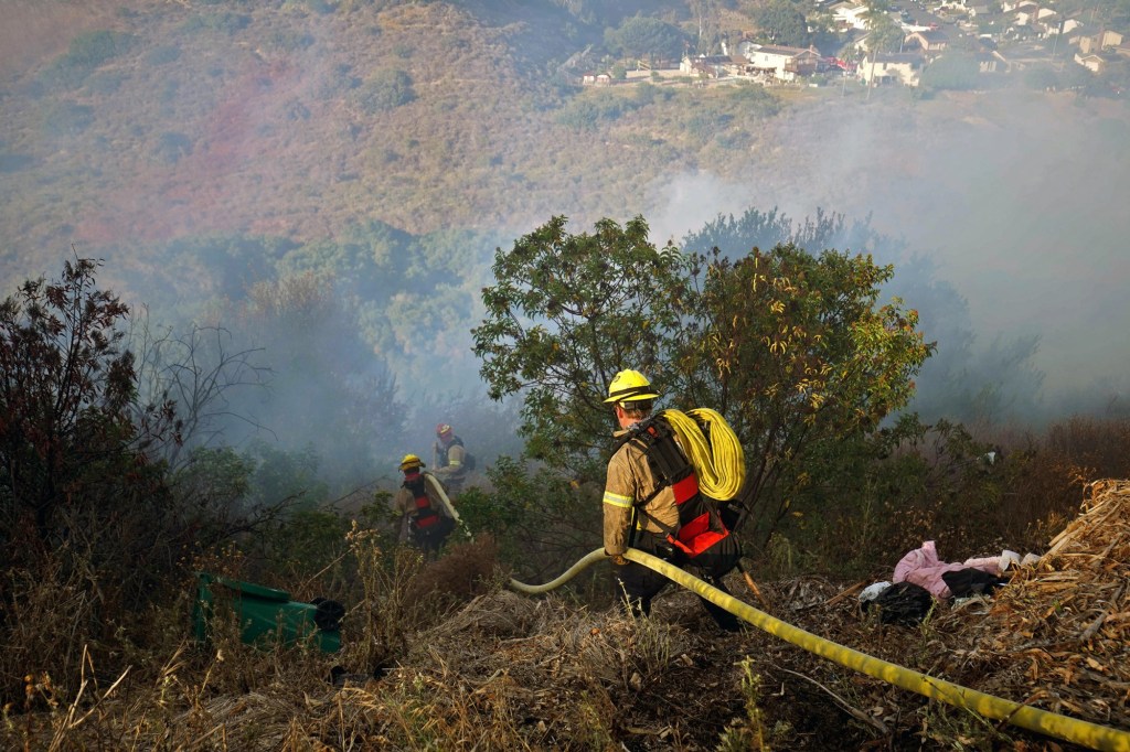 Firefighters respond to brush fire in Clairemont Mesa