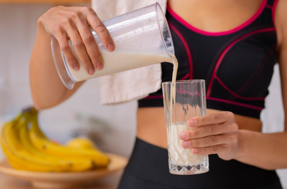 Some protein powders cause endocrine dysregulation that can lead to acne, hair thinning and other changes. (Freepik)