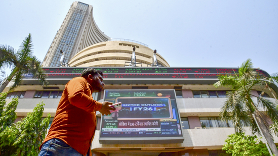 Renewed interest of FIIs has generated recent tailwinds even as DIIs sustained the market when it was faced with an FII exodus.(PTI)