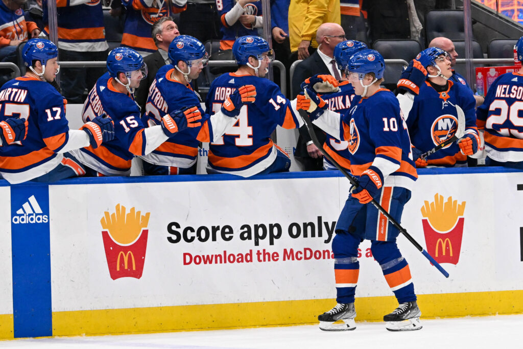 East Notes: Islanders RFAs, Penguins, Lauko