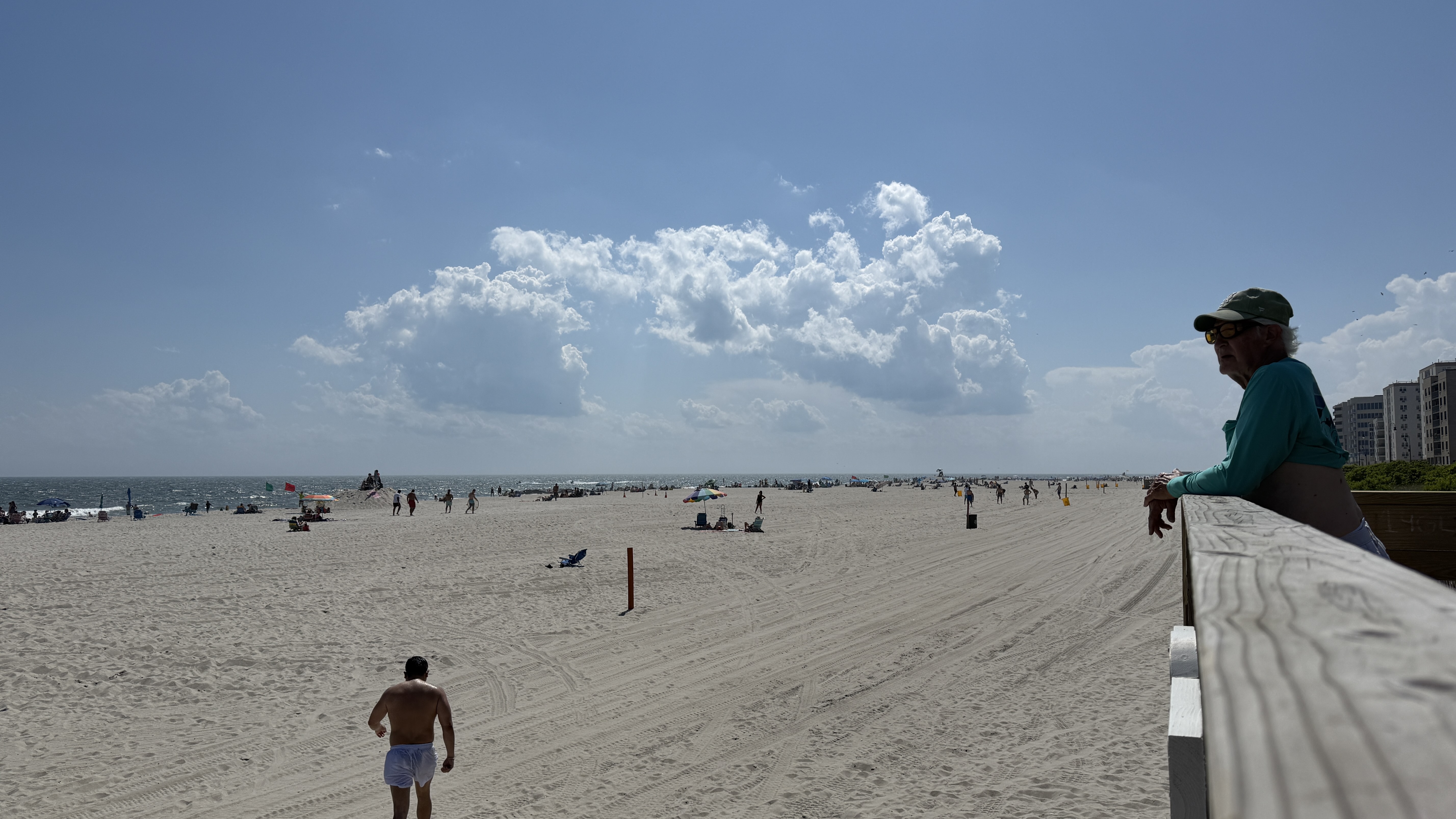 iPhone 16 Pro Max vs Samsung Galaxy S25 Ultra boardwalk test