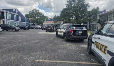 1 hospitalized, another in custody after stabbing at North Side apartment complex, SAPD says